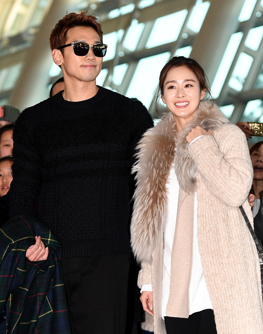 金泰熙牵手老公现身,一袭米色外套太气质,扎高马尾还像女学生