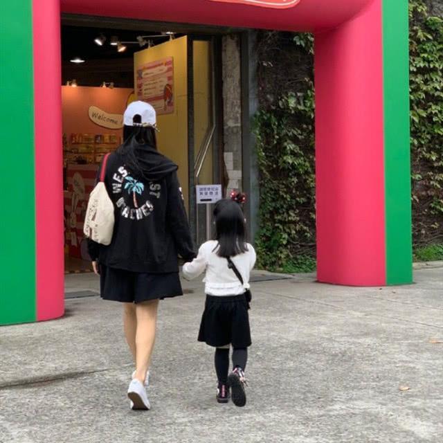 伊能静频晒女儿寄托思念,粉丝直指话里有话,猜测婚姻出现问题