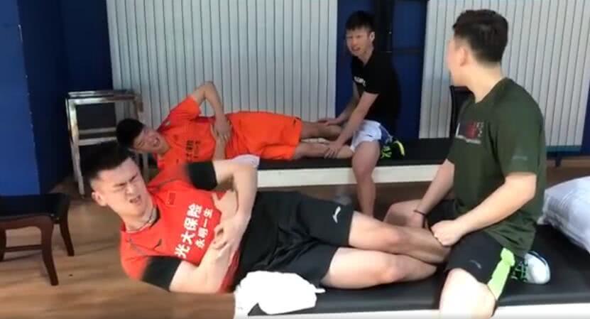 郑思维训练表情痛苦,黄雅琼带妆出镜美翻