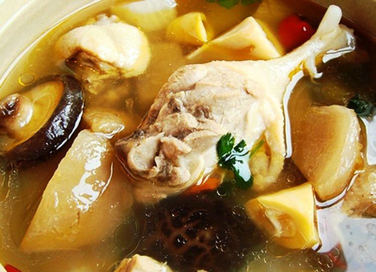 家常滋补汤,酸萝卜炖鸭肉,鲜美可口汤色澄亮,开胃去燥美味滋补