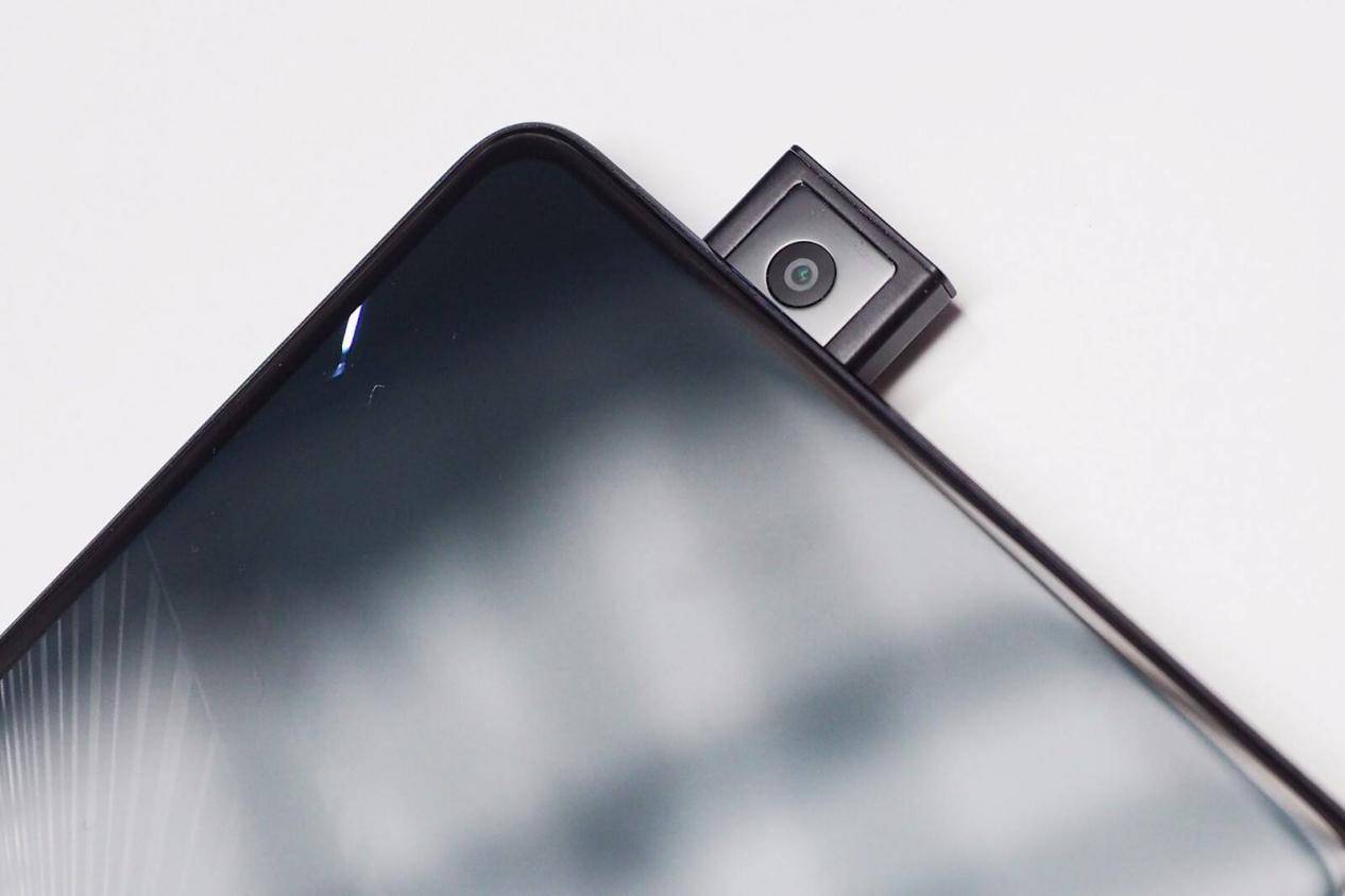 升降摄像头开始淘汰了,三星却推出升降前摄手机,比国产做得好?