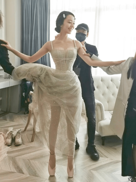 吉娜的"巴掌腰"火了,我连p都不敢这样p,网友集体酸成柠檬精