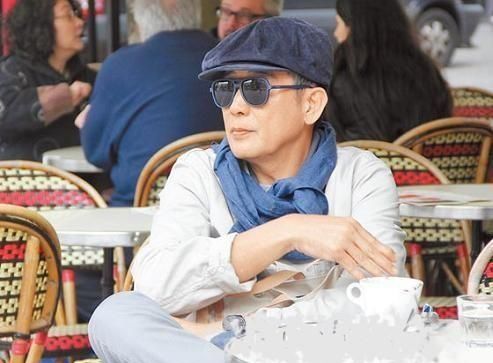 山东“冻龄爷爷”火了，同框抱娃好幸福，网友：哪个是爸爸？