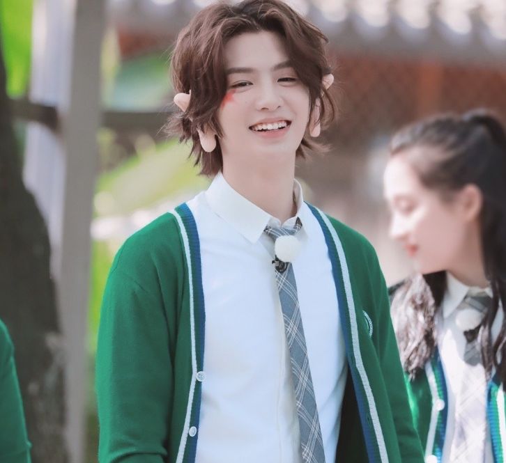 《跑男8》baby眉心点痣,蔡徐坤贴胡须,黄明昊扮相也可爱了吧