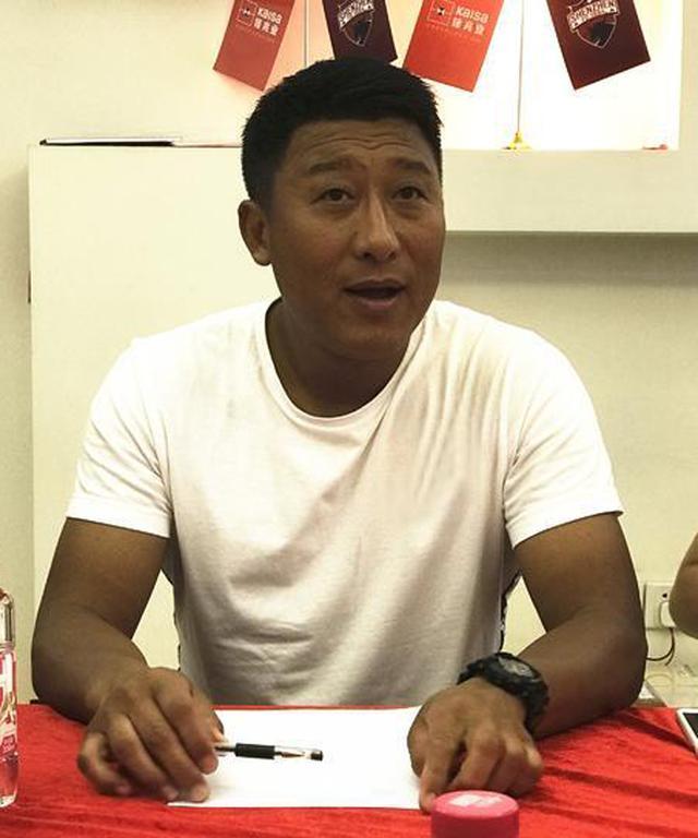 前万达队长黑子生日快乐!他也当教练了,中超大连就缺一个张恩华