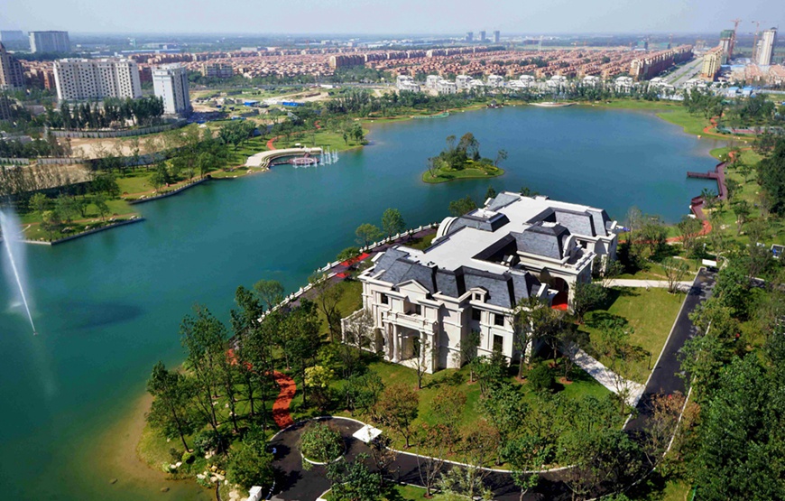 位于固安的孔雀城大湖在产业新城及相关业务方面,华夏幸福发展园区