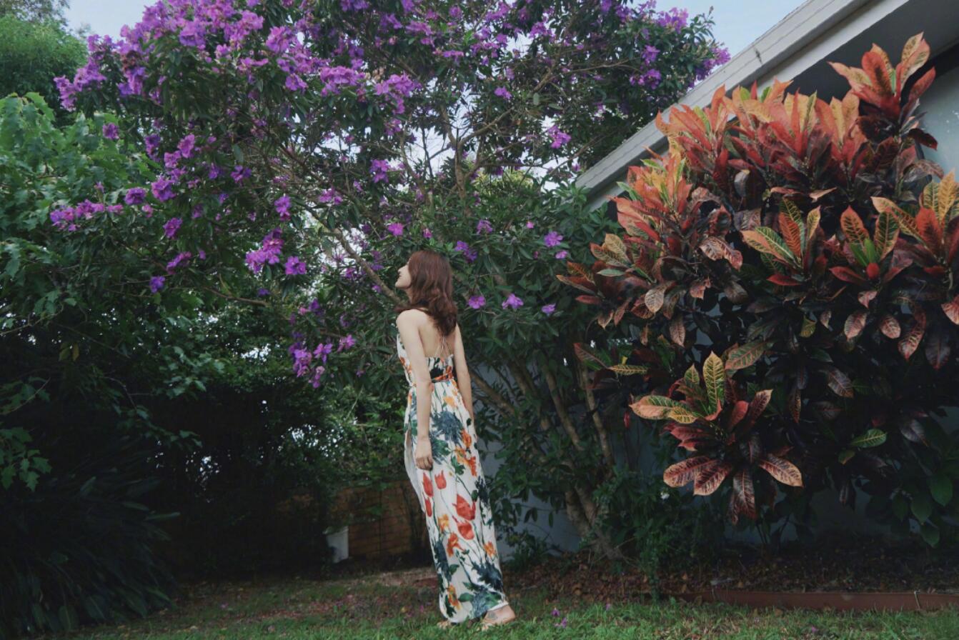 许婧晒男友豪宅前拍照,男友镜头下笑容甜美,穿吊带长裙大秀美背