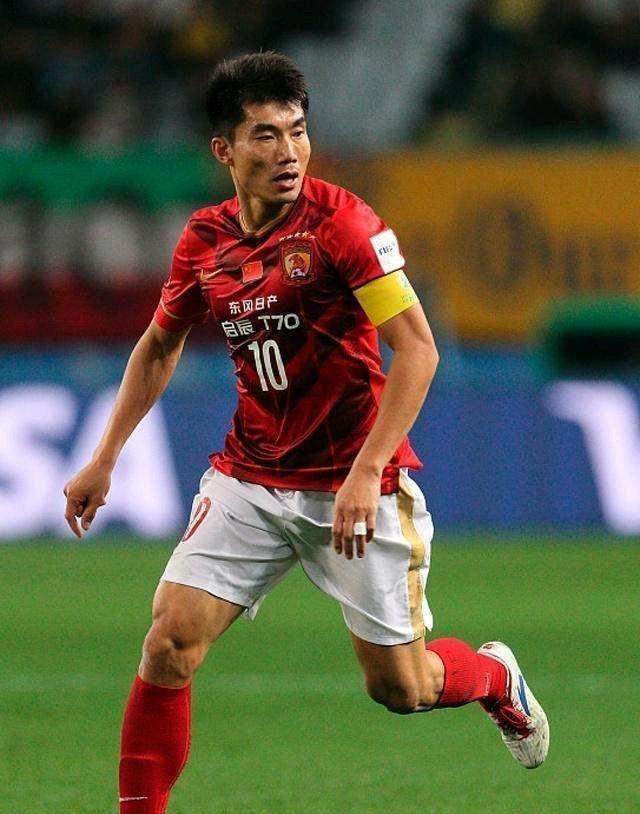 郑智经常吃牌,最出名的应该是在国家队热身赛铲断了法国球员西塞的腿