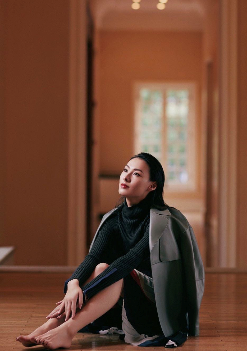 梁洛施美得很有辨识度!五官精致大气,毛衣配撞色半裙帅气利落