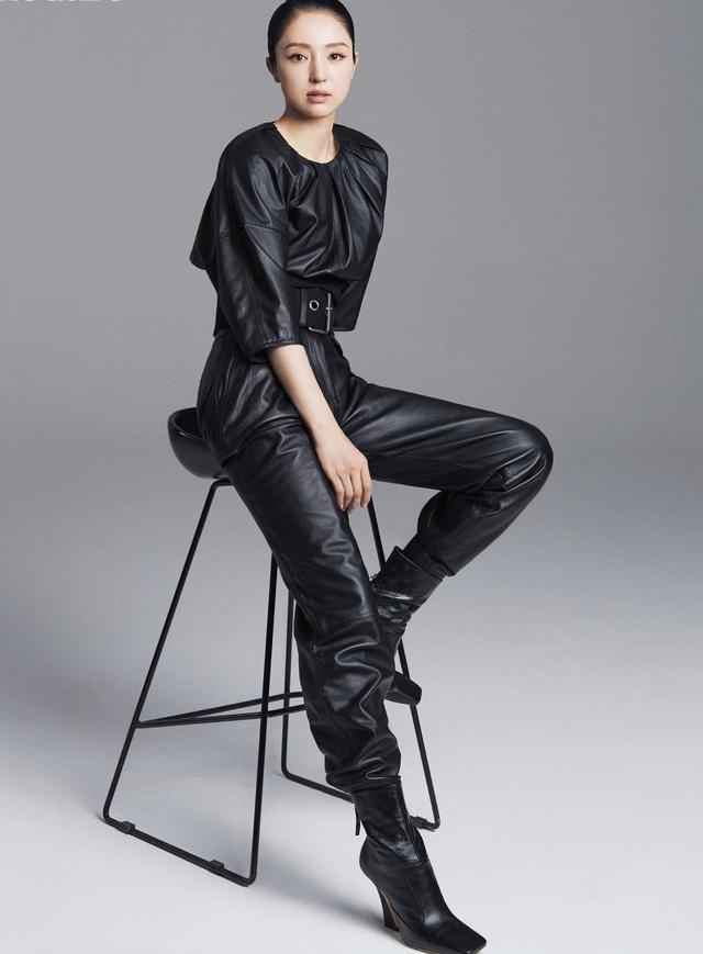 腰封设计也是勾勒出了董璇凹凸有致的身材曲线,配上一双高跟皮质长靴