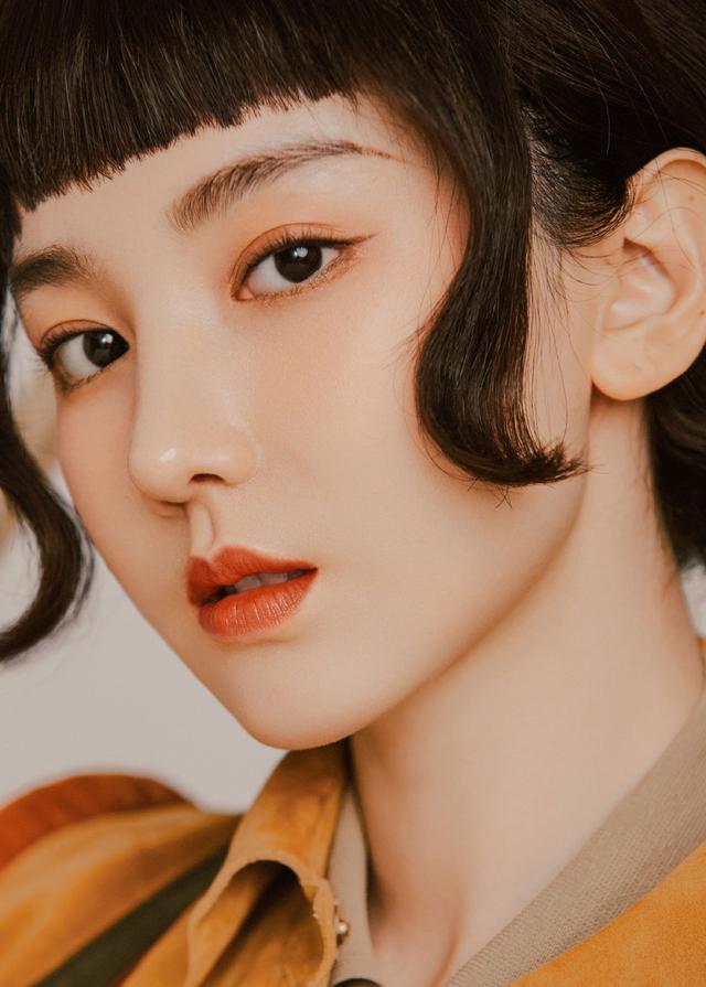 陈小纭这脸也太小了,剪齐刘海复古短发戴眼镜,"巴掌脸"石锤了