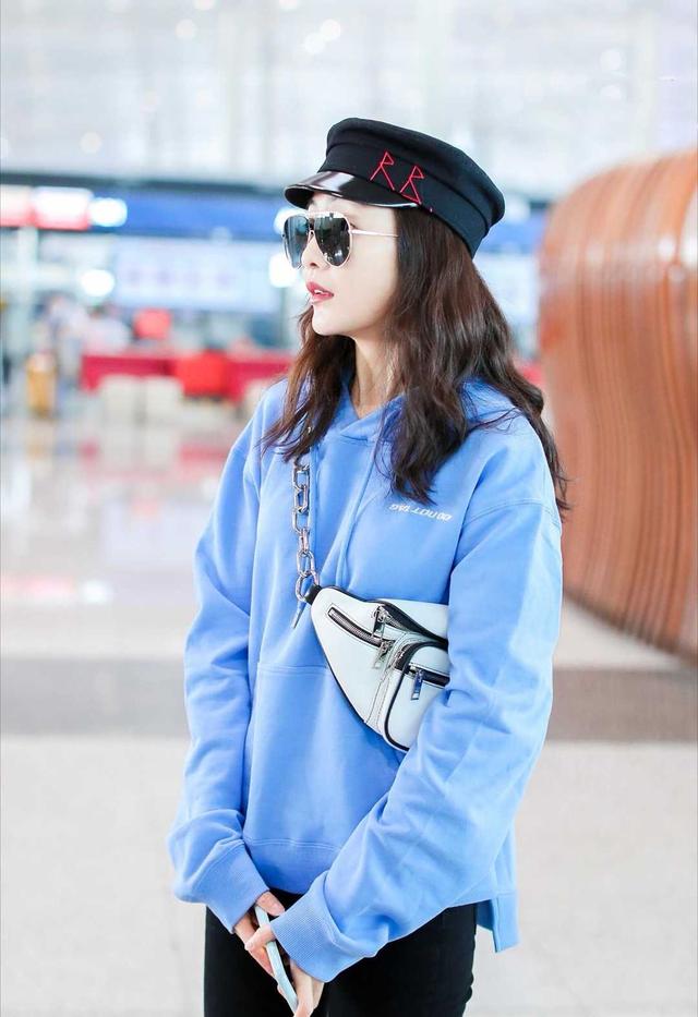 王鸥机场新造型有点腔调!穿蓝色卫衣配牛仔裤,这一季她最时髦