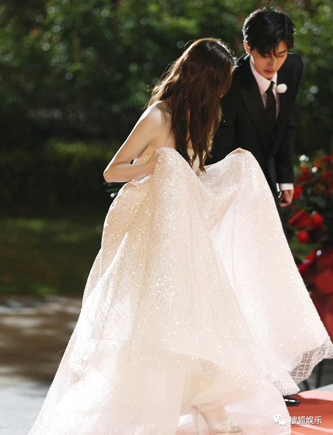 跑男回归红毯 蔡徐坤成常驻帮ab提裙子获好评 他会不会再火一次?