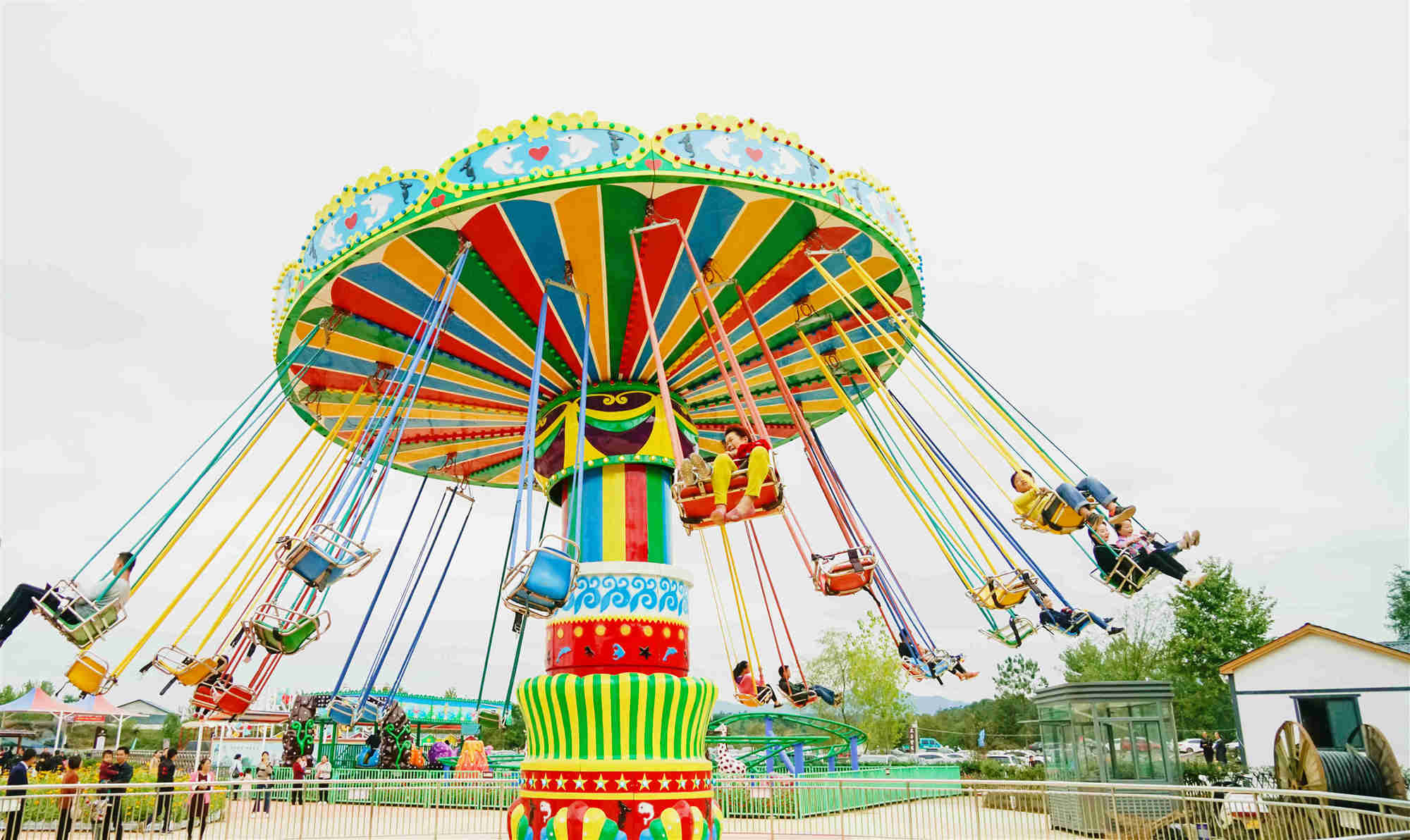 坐上少女梦中的旋转飞椅一起爱的魔力转圈圈感受一场空中飞行的跌宕