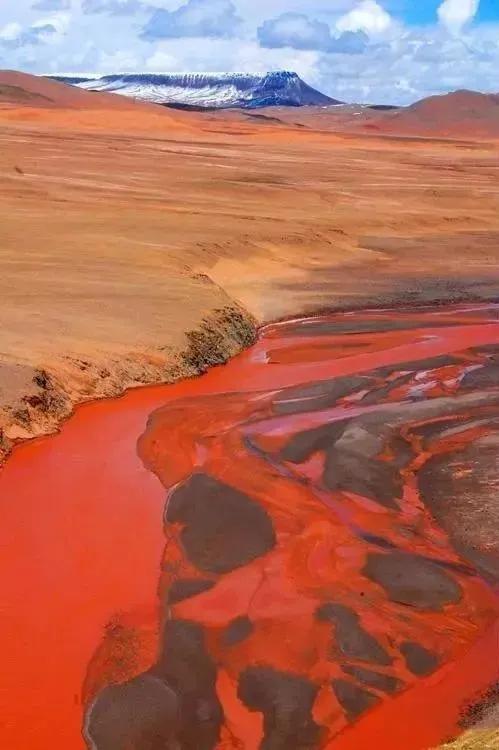 可可西里此处河水因泥沙而呈现赭红色,远处为天台山,08青木g109是每