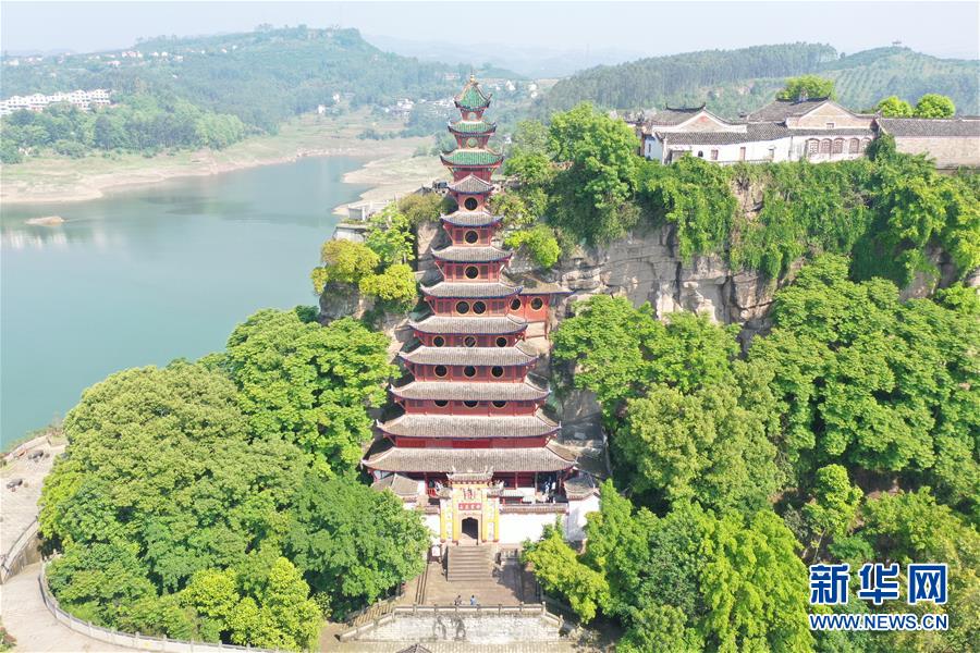位于重庆市忠县境内的石宝寨,是长江三峡景区中一个独特的景观,有着"