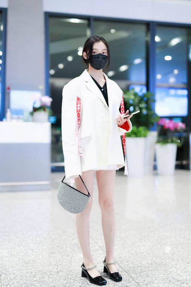 林允这"莲藕腿"真是绝了,短裤和上衣一样长,走路