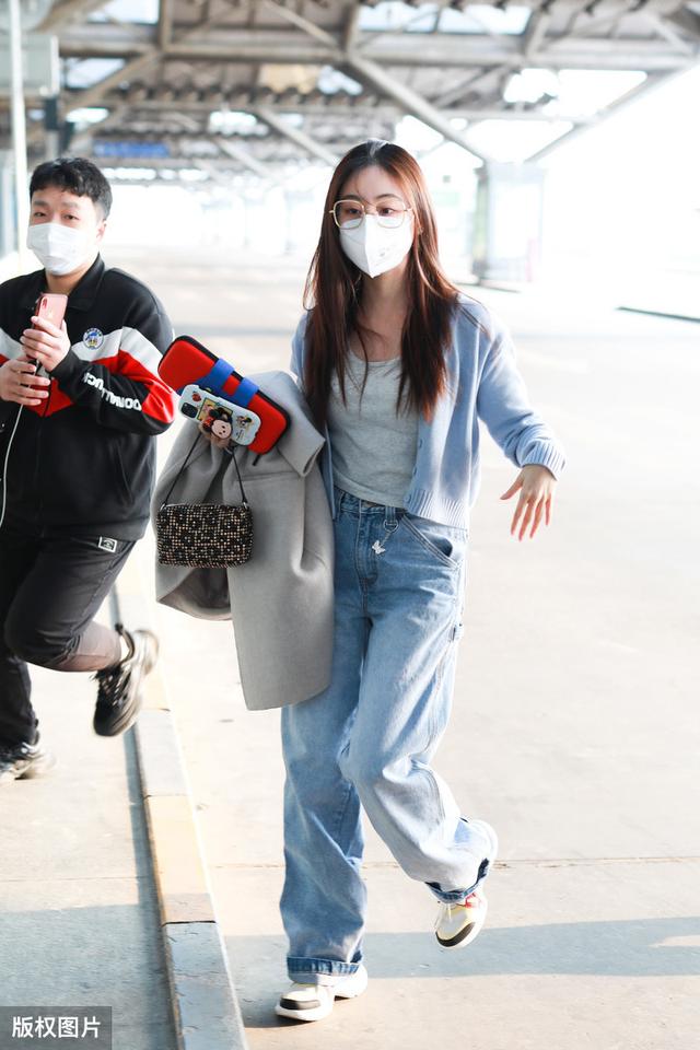 祝绪丹真好看淡蓝针开衫清新文艺伸手比耶卖萌太可爱