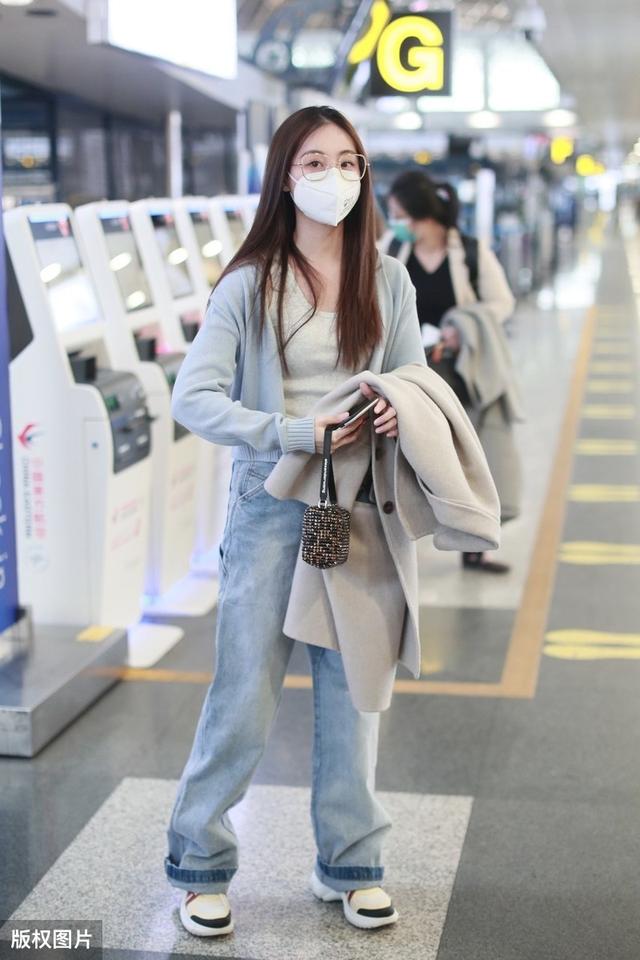 祝绪丹真好看淡蓝针开衫清新文艺伸手比耶卖萌太可爱