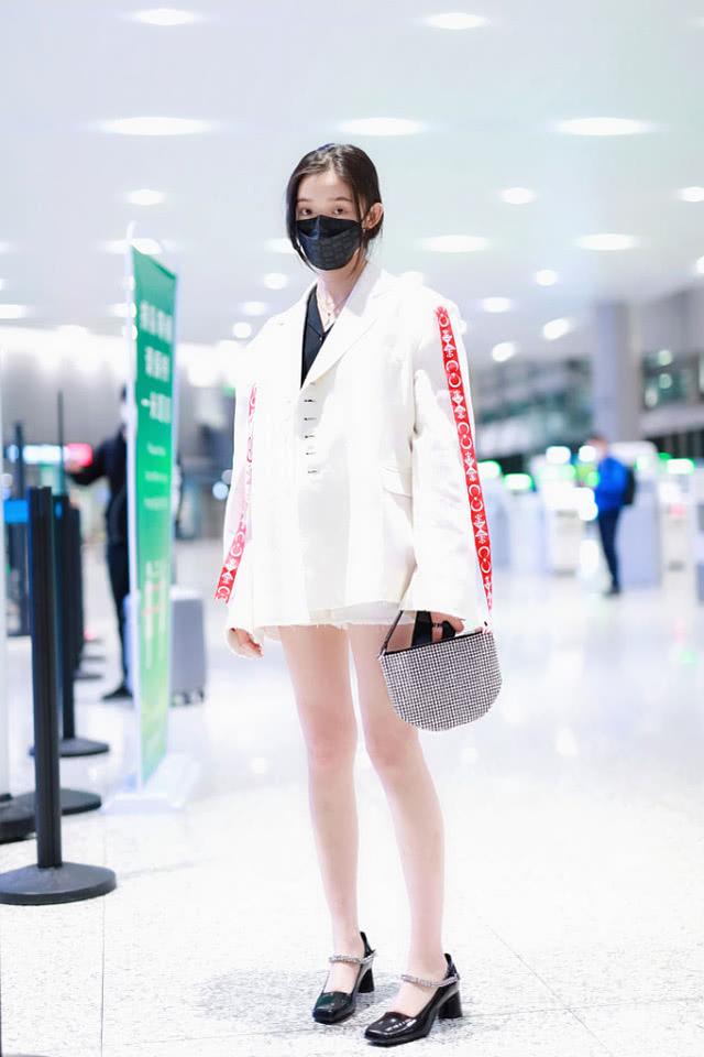 林允这"莲藕腿"真是绝了,短裤和上衣一样长,走路