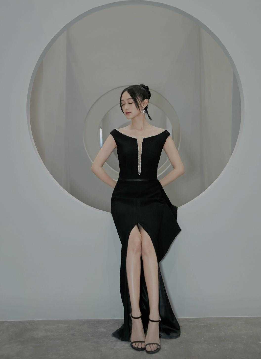 何泓姗气质全开,身穿工装外套搭配牛仔裤简约大气,秒变初恋女友