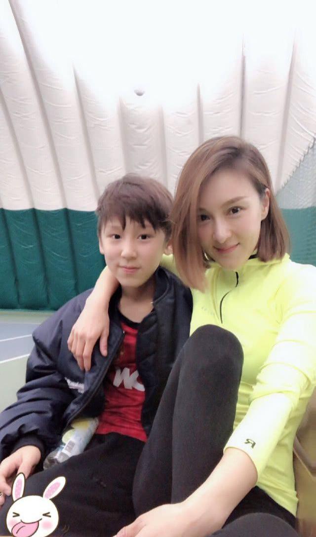 42岁还美如少女,嫁圈外老公被宠14年,两个儿子一个比一个帅