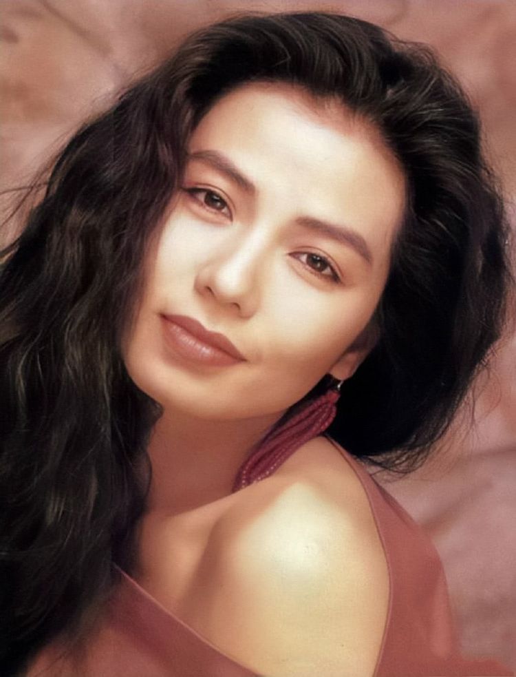 她曾被称为"香港第一美女",惊艳无数影迷,如今59岁长这样