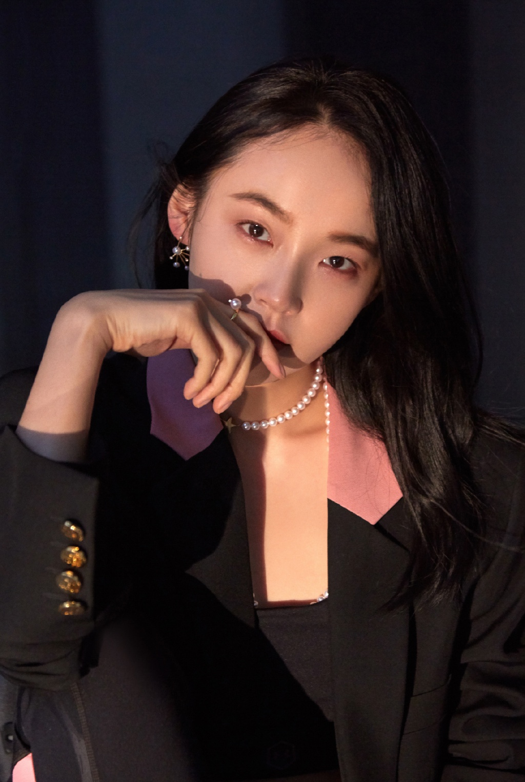 张佳宁"放弃"甜美笑容,穿运动内衣配西装,小秀腰肢霸气十足