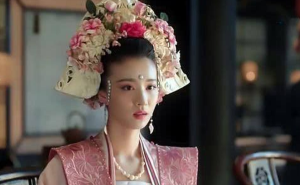 张妼晗把花环戴头上,本以为造型师有意让她出丑,没