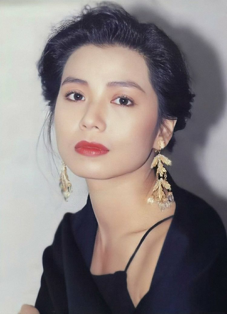 她曾被称为香港第一美女,惊艳无数影迷,如今59岁长这样