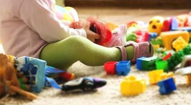 孩子的玩具总乱扔,家长要学着这么做,别再用老方法了