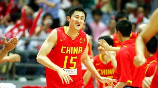 杜锋:七夺cba总冠军,妻子是礼仪小姐!退役后开餐馆,成名帅