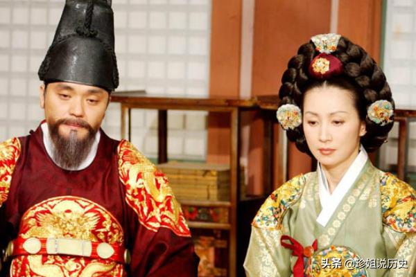 由于章敬王后早死,所以年幼的仁宗被安排给嫡母文定王后抚养,后来文定