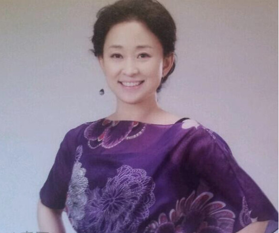 张铁林55岁女友近照,一头短发干净利落,曾出访过50多个国家|侯俊杰|刘