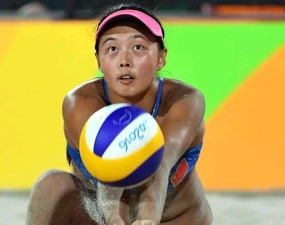 不过不知道观众们有没有注意,沙滩排球比赛的运动员们为什么会穿着