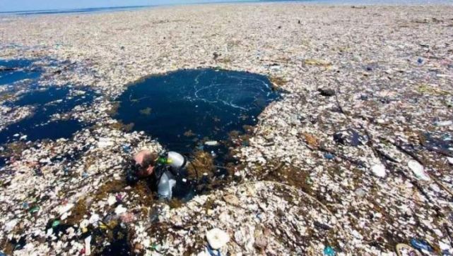 国外发明新型海洋垃圾收集船,全天24小时工作,为人类解决难题