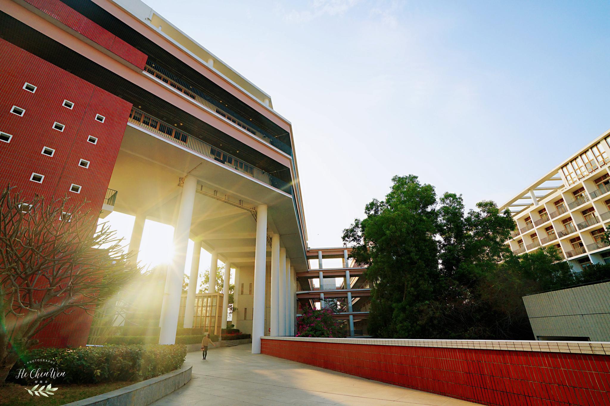 深圳最美大学之一,学校美的像花园,满眼碧绿,太适合读书了