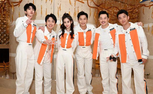 跑男官博晒合照,新家族装扮"整齐划一",蔡徐坤却太吸睛了