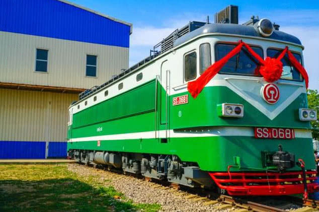 火车如此长是如何调头的 实拍列车掉头 看完你就明白了