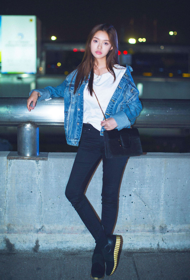 林允白色短裤还没西装长,秀美腿被网友怒赞:比"漫画腿"还好看