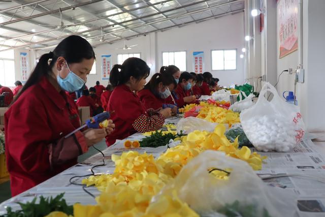 也是扶风,邳州两地合作共建的西北五省首家高仿真花生产线,订单式代