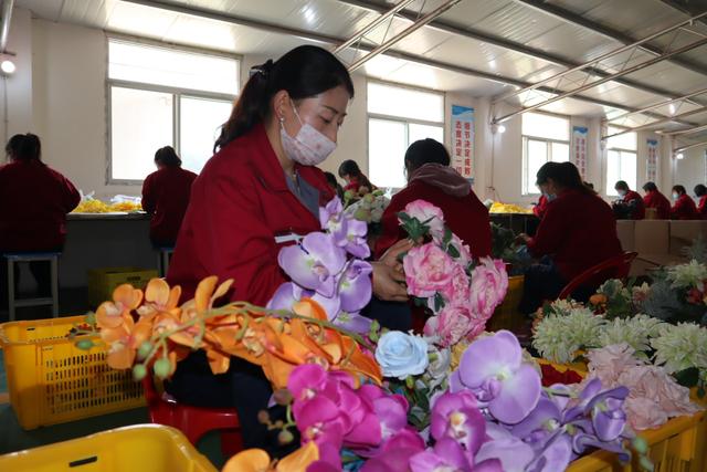 也是扶风,邳州两地合作共建的西北五省首家高仿真花生产线,订单式代
