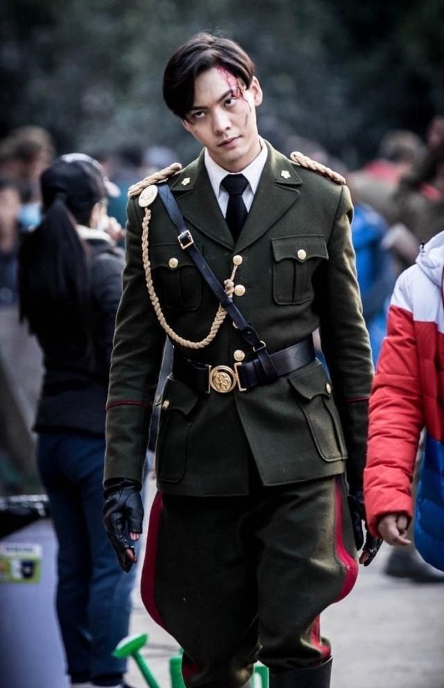 男演员军装秀,王一博正气十足,他们撞款各有各的帅