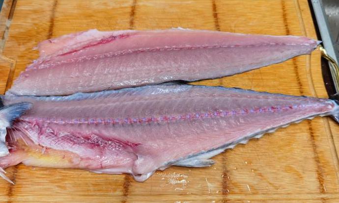 第一步:新鲜的鲅鱼,去除内脏以后,清洗干净,然后从鱼尾处,用刀将鱼肉