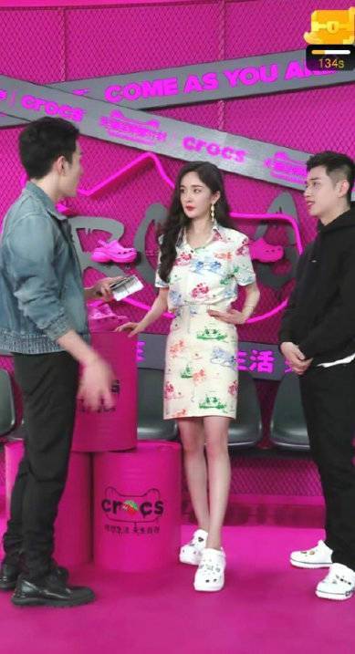 杨幂李佳琦开直播,肤白腿细脚踝成亮点,脚踝围只有17.2厘米!