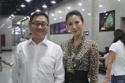 现实版《扶不扶》:张绍刚被迫离开央视,涂磊却老婆孩子热炕头