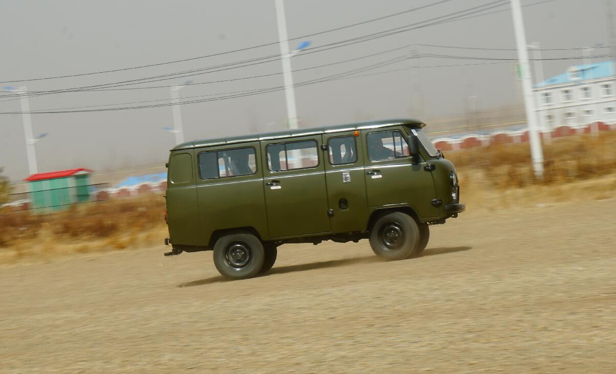 综合研判苏军uaz-452型1吨级越野指挥车技战术(3)