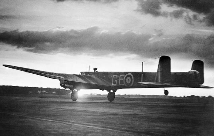 大英帝国的骄傲,二战第一款执行轰炸德国柏林的"惠特利"轰炸机