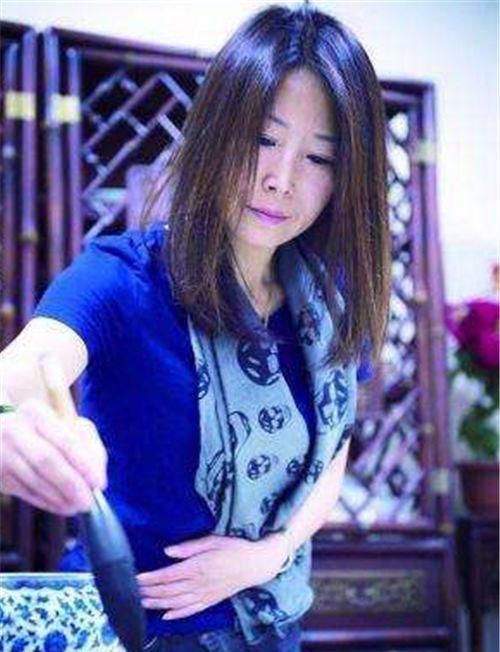 正文         叶赫那拉·姝宏出了喜好书法之后,还多次参加一些公益