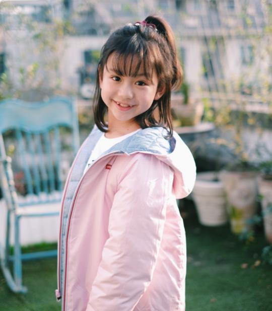 小时候的素锦不得不说还是很可爱的,当时剧中饰演的演员名字叫凌岑,是